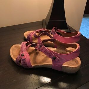 Taos Trulie Pink Sandal Size 10.5